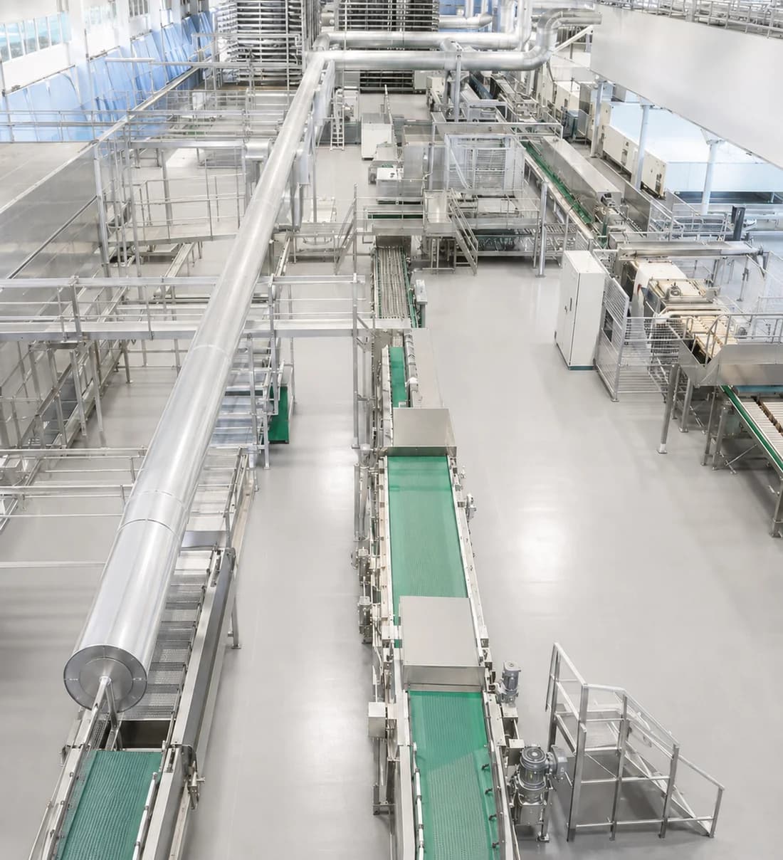 Production hall with conveyor systems in a bakery plant