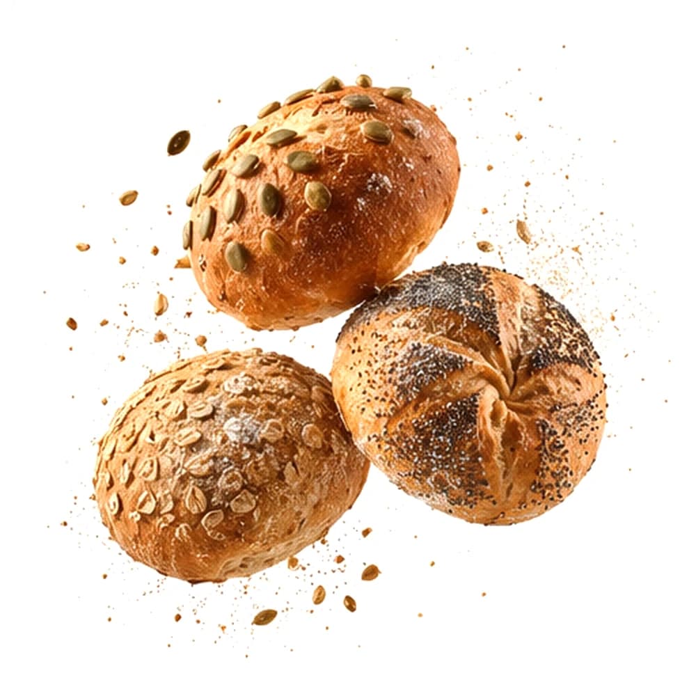 Drei Brötchen mit unterschiedlicher Auflage – Kürbiskerne, Hafer und Mohn –, schwebend über verstreuten Saaten