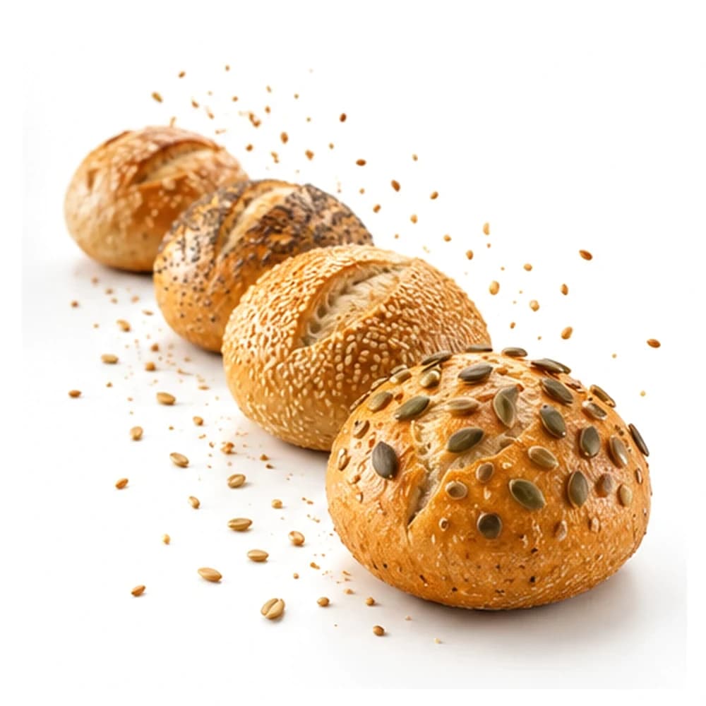 Vier Brötchen mit unterschiedlicher Auflage – Kürbiskerne, Sesam, Mohn und Schnittbrötchen – hintereinander in einer Reihe, davor verstreute Saaten